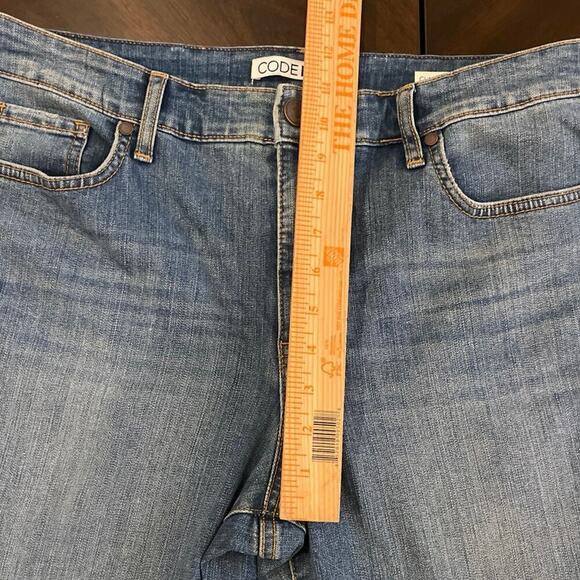 Code Bleu Classic Crop Ankle Jeans Medium Wash Sz 14P Raw Hem Stretch Timeless - Picture 10 of 11